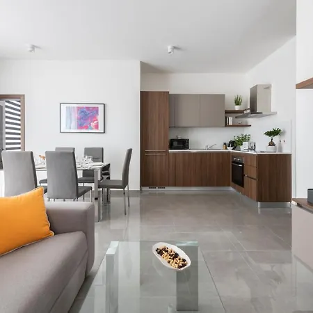 Apartman Staymela - *